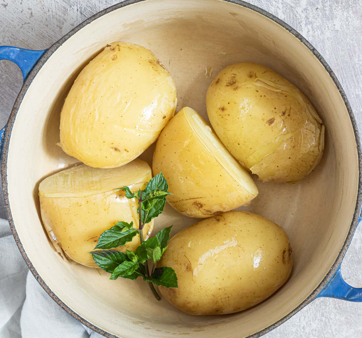 bowl of boiled potatoes